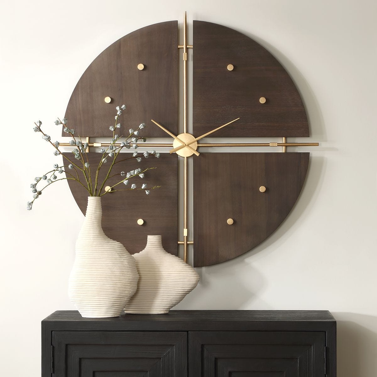 Walnut Elegance Wall Clock de Uttermost en acabado Walnut Veneer / Metallic Gold Iron Rods