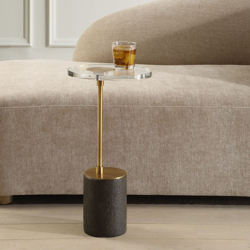 Kaufman Accent Table de Uttermost en acabado Thick oval crystal slab, antique brass metal base, and black textured resin foot
