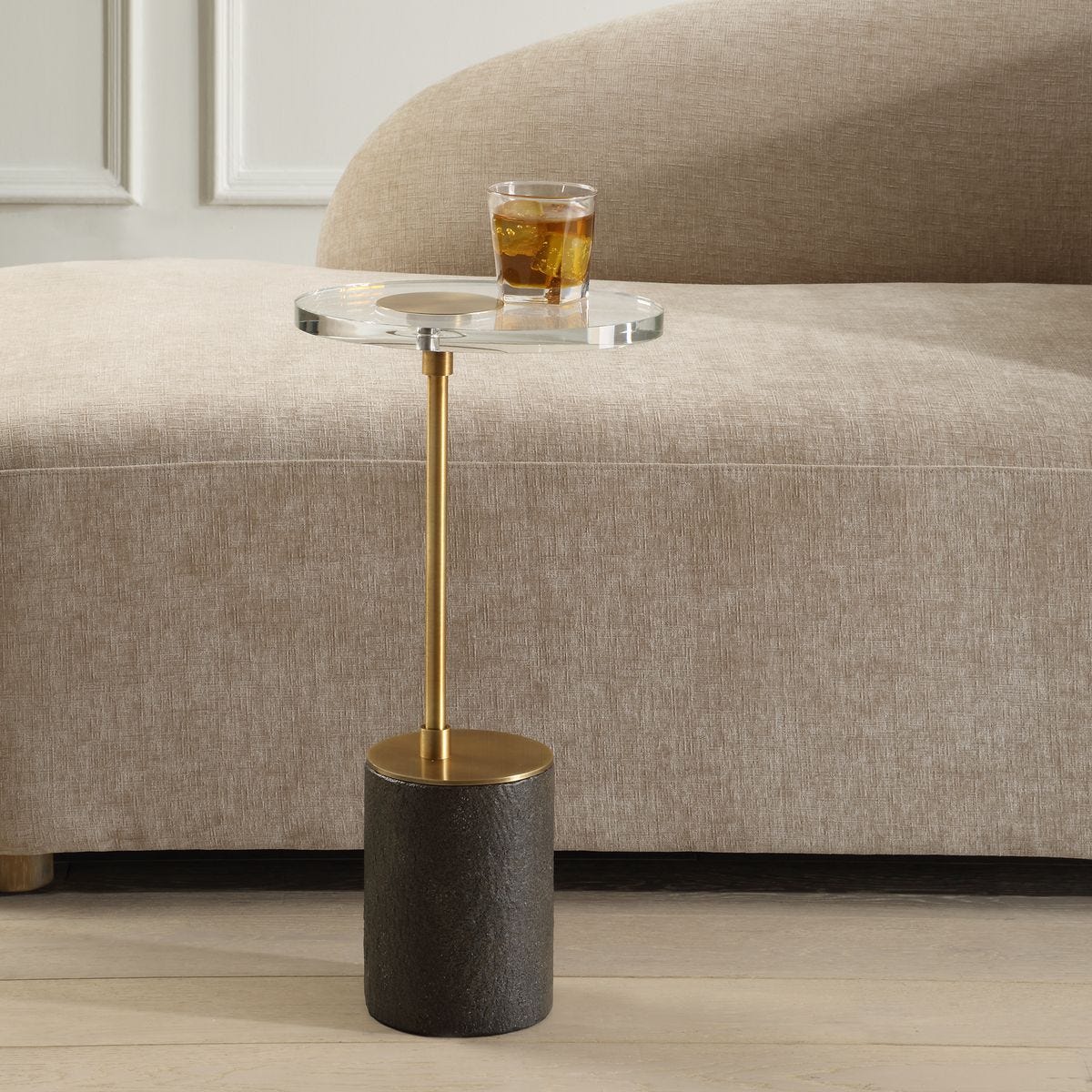 Kaufman Accent Table de Uttermost en acabado Thick oval crystal slab, antique brass metal base, and black textured resin foot