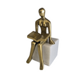 FIGURA HOMBRE SENTADO LEYENDO MÁRMOL, METAL
