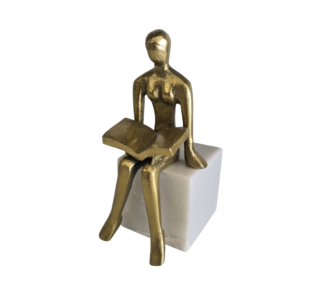 FIGURA HOMBRE SENTADO LEYENDO MÁRMOL, METAL
