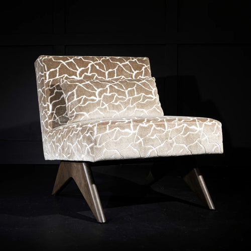 Cairo Occasional Chair de Alder & Tweed en acabado Tunisia Taupe fabric, Madagascar Oak wood finish, solid rubberwood frame