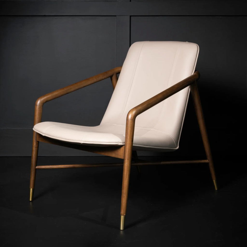 Remi Occasional Chair de Alder & Tweed en acabado Subtle Beige fabric, Warm Walnut finish, solid oak frame